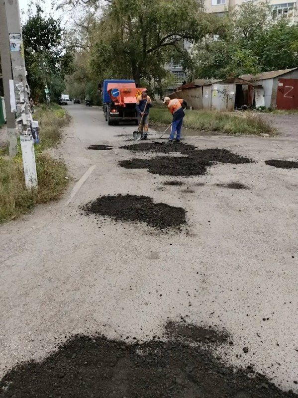 В Мариуполе обрезают опасные деревья перед непогодой и ремонтируют дороги на трёх улицах, фото 4 из 4