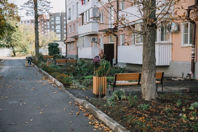 В Мариуполе с 2022 года благоустроили больше 150 дворов, ремонт продолжается, фото 1 из 3