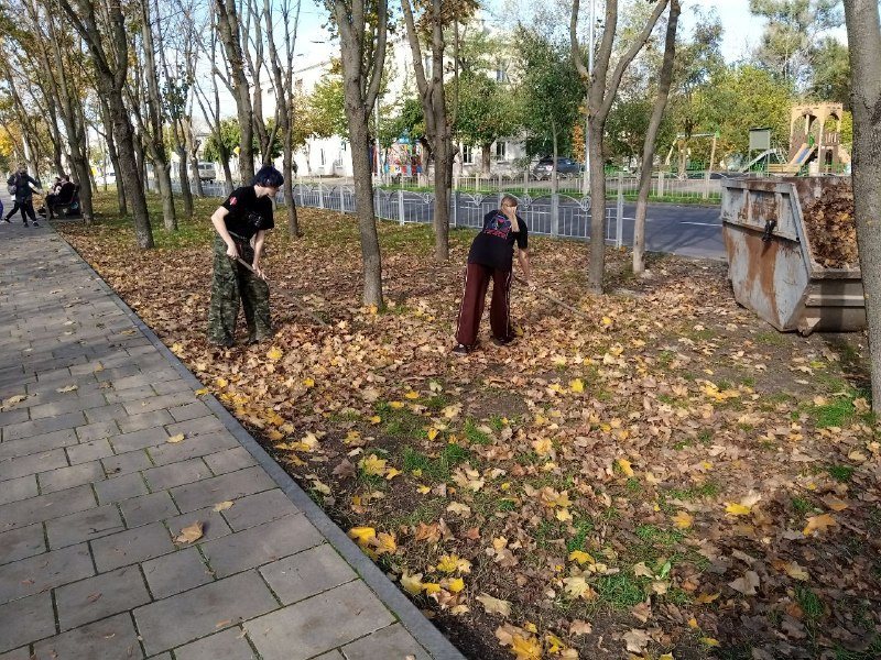 В Орджоникидзевском районе Мариуполя убрали аллею у площади Победы, фото 3 из 5