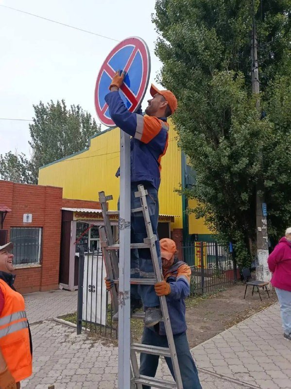 В Мариуполе за выходные нанесли разметку на Строителей и поставили знаки на Каффайской и Краснофлотской, фото 2 из 2
