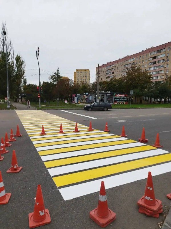 В Мариуполе за выходные нанесли разметку на Строителей и поставили знаки на Каффайской и Краснофлотской, фото 1 из 2