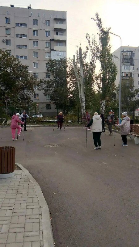 В центрах соцобслуживания Мариуполя пожилые жители занимаются скандинавской ходьбой и драматерапией, фото 2 из 4