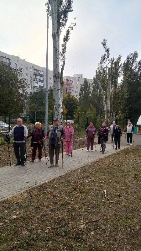В центрах соцобслуживания Мариуполя пожилые жители занимаются скандинавской ходьбой и драматерапией, фото 1 из 4