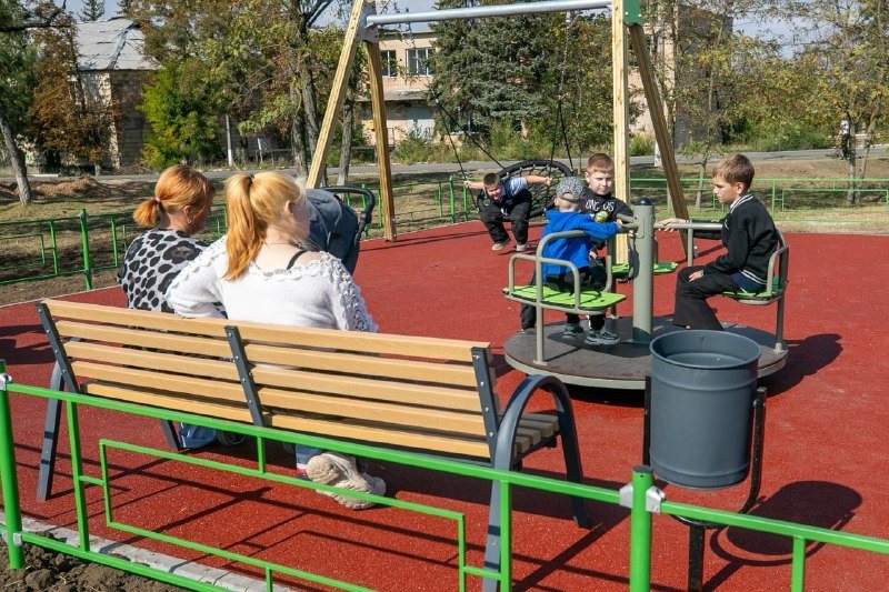 В Талаковке открыли детскую площадку с горкой в виде кремлёвской башни, фото 2 из 3