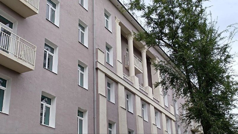Дом 1930-х годов в Мариуполе восстановили с колоннами и лепниной, 69 квартир отделают под ключ, фото 3 из 5