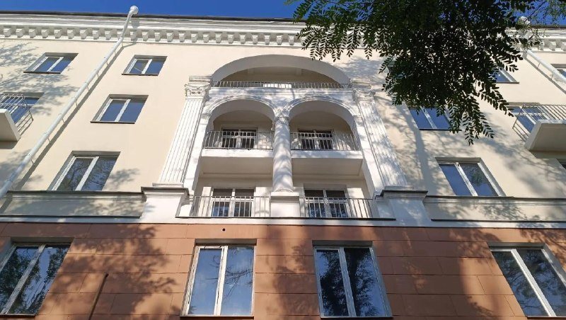 Сталинский дом с арками на улице Артёма в Мариуполе подняли из аварийного состояния, остался двор, фото 2 из 4