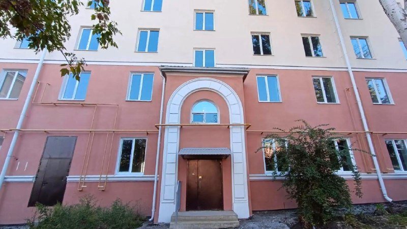 Сталинский дом с арками на улице Артёма в Мариуполе подняли из аварийного состояния, остался двор, фото 3 из 4