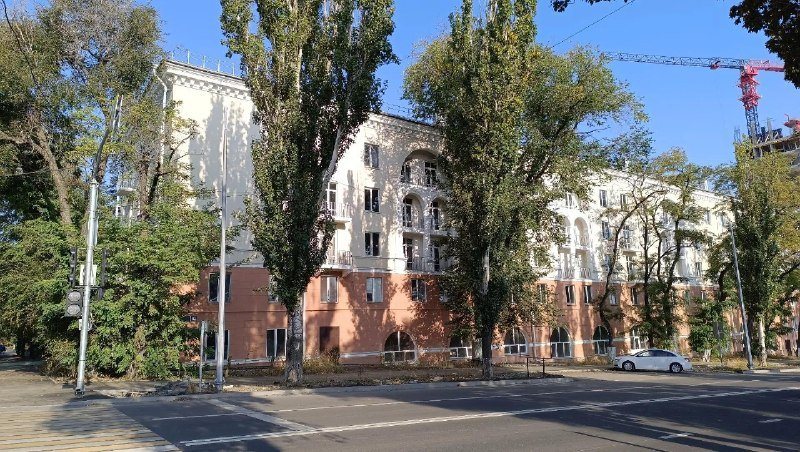 Сталинский дом с арками на улице Артёма в Мариуполе подняли из аварийного состояния, остался двор, фото 4 из 4